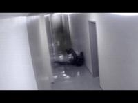 霊に連れ去られる男性の画像