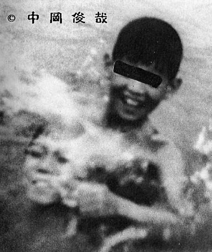 水面に浮かぶ少年らしき顔の写真