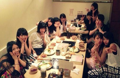 NMB48の食事会で撮影された画像に…