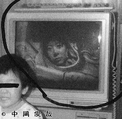 ブラウン管テレビに写る女性の顔