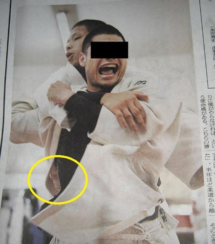 新聞記事の切り抜きの写真