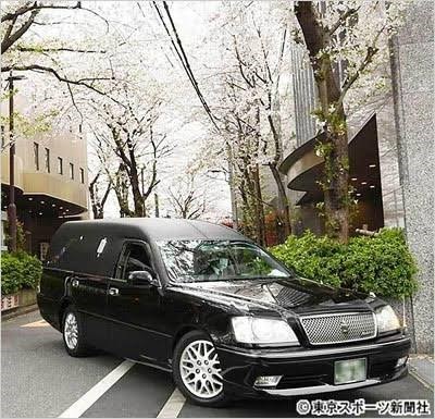 志村けんさんを乗せた霊柩車の後部座席に顔？の写真