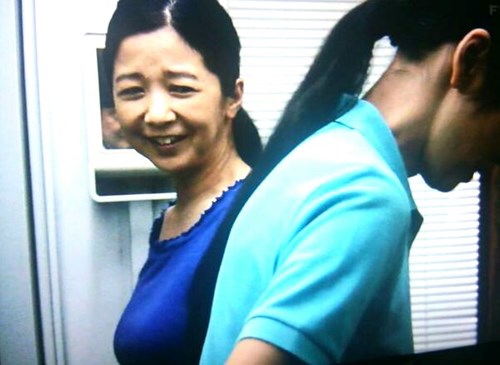 宮崎美子を見つめる顔