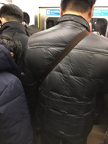 部活帰りの電車内の画像