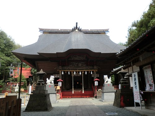 神社に赤いオーブの画像