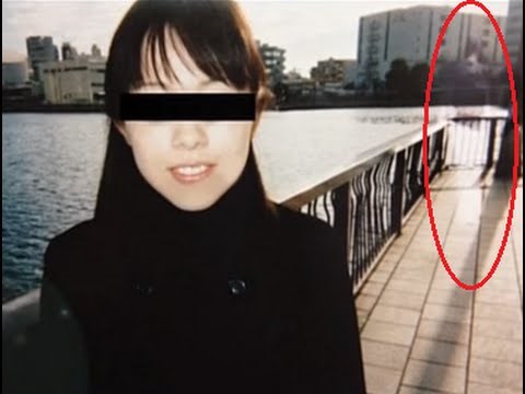 女性の後ろに霊が写るの写真