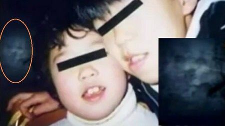 子供達を見つめるの写真