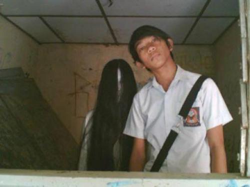 男性の後ろに…