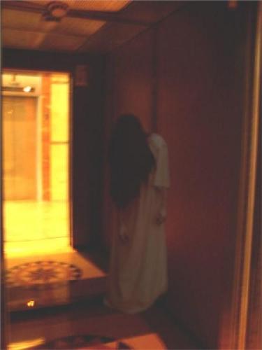 女の霊がハッキリ写っている