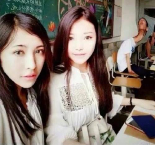 後ろの人の首が長い