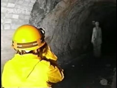 作業員を見つめる