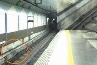 駅のホームにての画像