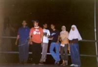 6人組の写真に…の画像