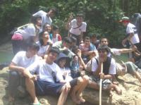 川で集合写真の画像