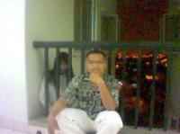 男性の後ろに誰かいるの画像