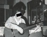 ギターを弾いていると…の画像