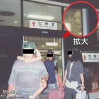 自動ドアから霊が覗いているの画像