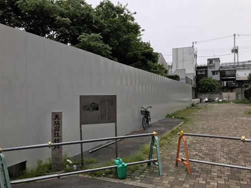 今日見に行ったら工事してて、周りに白い大きな柵があった。