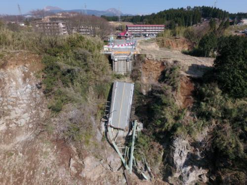 簡単にまとめると、
・1971年の開通以降数十件の投身自殺が行われてきたがフェンスの設置などいくつか自殺防止対策の結果、2002年以降はほとんど自殺は起きなくなった。
・元々橋の色がオレンジ色だったことから通称「赤橋」と呼ばれていたが1994年にグレーに塗り替えられてからもなんだかんだこの通称は最後まで使われていた。
・2016年の熊本地震により阿蘇大橋は崩落し、現在は片側の崖に路面部分のわずかな残骸が震災遺構として残されているのみとなっている（その後新阿蘇大橋が600m下流に建てられ2021年に開通）。