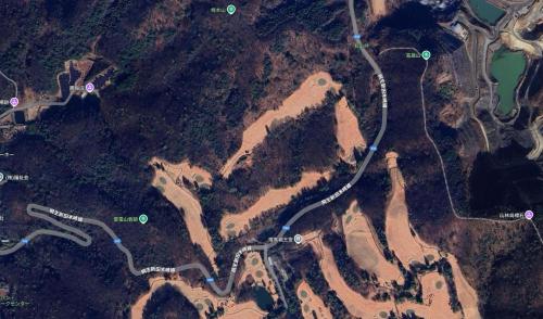 県道322号に架かるゴルフ場の歩道橋のコメント欄に投稿された写真