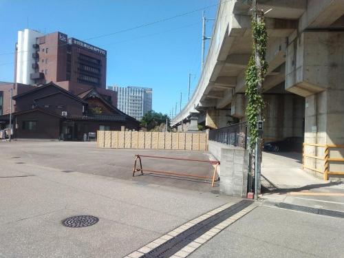 七ツ屋の高架下のコメント欄に投稿された写真