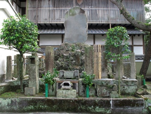 【静岡県】千本浜の首塚の画像