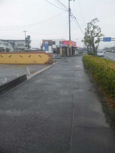 画面中央に電話ボックス。雨の日の午前中撮影。深夜はこれくらい離れても電話ボックスが目につくのはまわりが暗いから。