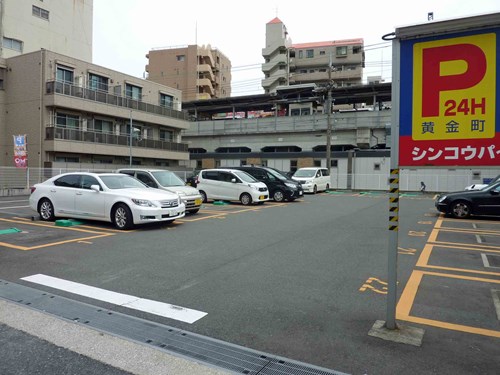 京急黄金町駅前の駐車場と大岡川