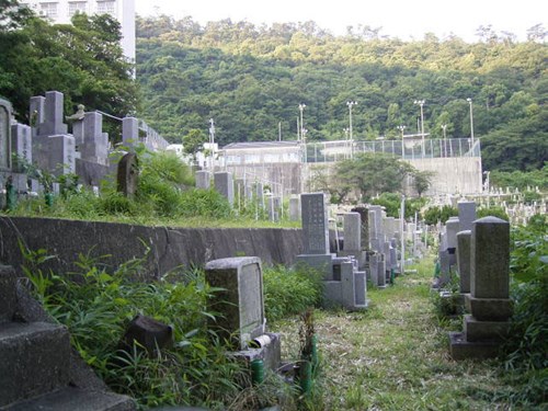 紫雲山の墓地群を東方向へ