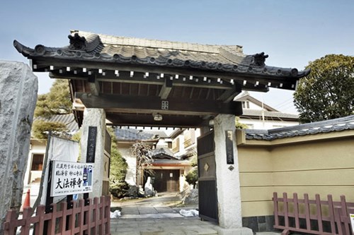 【東京都】寺の近くの道の画像