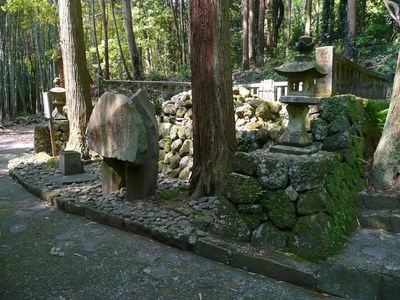 河津三朗の血塚