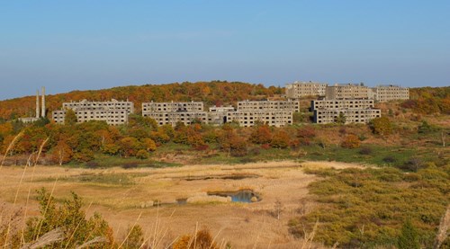 松尾鉱山跡に残された廃墟アパート