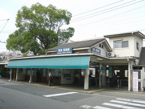 服部天神駅前のクスノキの写真