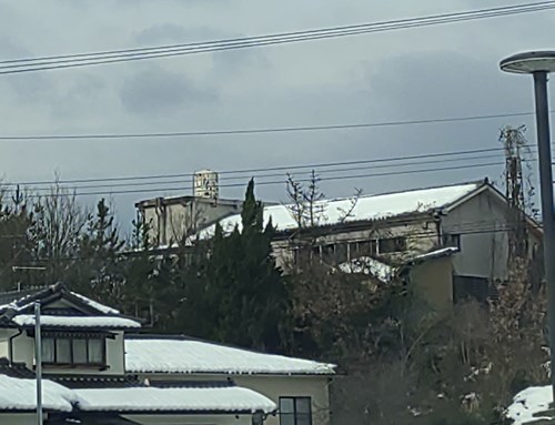 冬の細川旅館
雪が積もっています
20年以上放置されてるのに旅館や上のタンクの形はそのままです