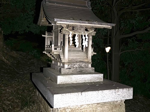 滝の城跡公園（稲荷神社）