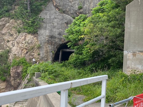 新潟県村上市 弘法トンネル脇の洞窟