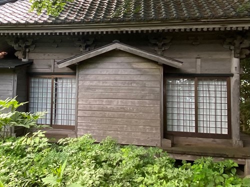 新潟県村上市 海沿いの神社
神社の裏手から神社を写した写真