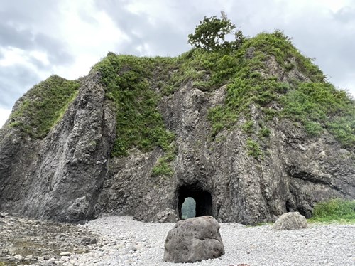 マンモス岩の反対側になります。
トンネル状になっています。
撮影:おこげチャンネル
http://instagram.com/okogechannel