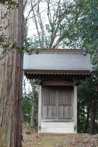 2020年12月08撮影 西金野井稲荷神社 祠の扉はしっかり閉じられている