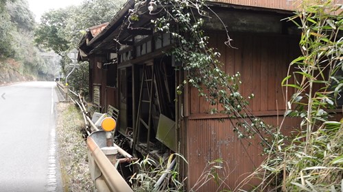 猫屋敷(千歳楼向かいの廃屋)