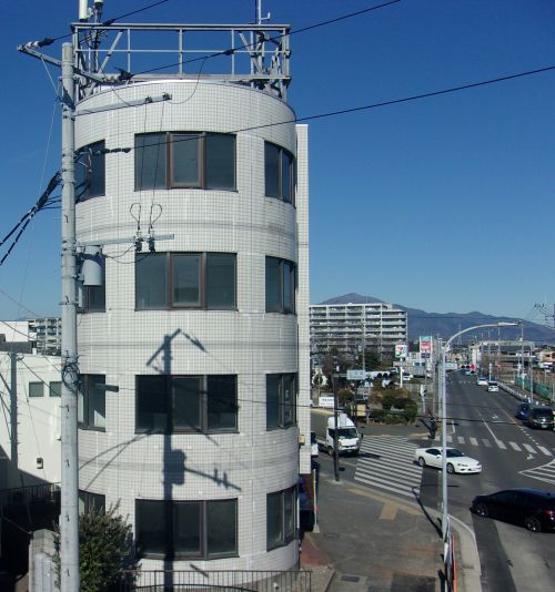 すぐ側の歩道橋から