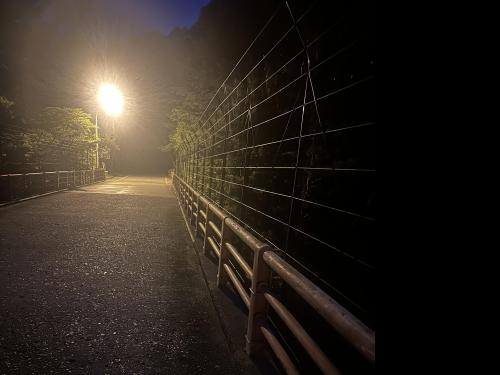 駐車場辺り気配がすごく橋の下流側から男の人の声が聞こえて橋の上流側からは女性の声が聞こえました。また訪れた時にちょうど警察の方がパトロールに来られて話を聞くと自殺者が後が絶えないので見回りをしてるとの事です。