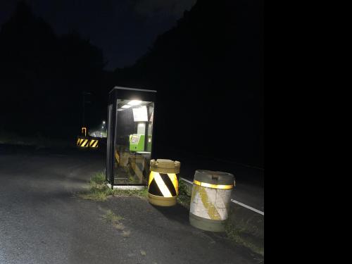 三雲トンネルと電話ボックスの写真