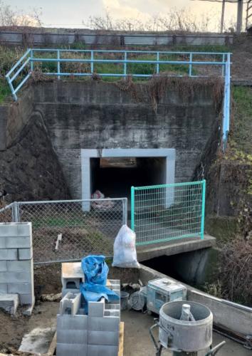 春日北中学校近くの地下道の写真