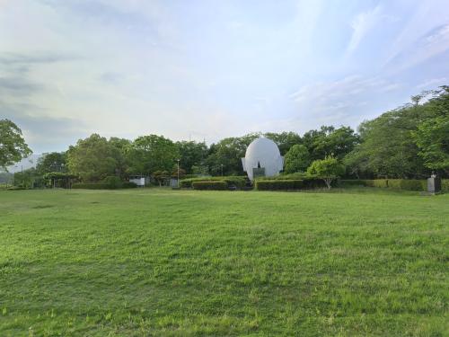 茶臼山城跡にある慰霊塔