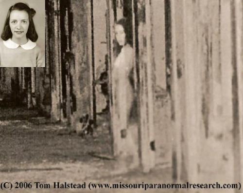 4階の廊下で撮影された女性の霊。 Tom Halstead(www.missouriparanormalresearch.com) 2006