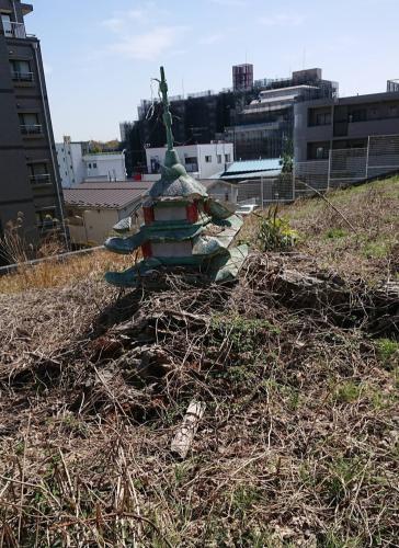 五重塔。住宅街に囲まれた異質な空き地、周りはごく普通の街だというのに、まるで異世界に来たような感覚に陥りました。