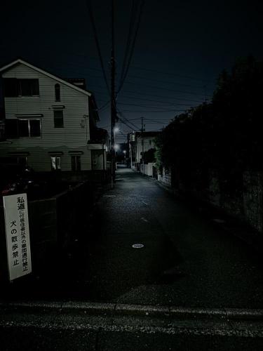 住宅街の道の写真