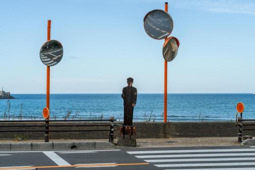 朽ちた学童看板の写真