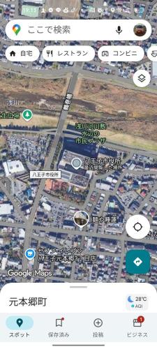 八王子市役所脇の木々がある広場の画像